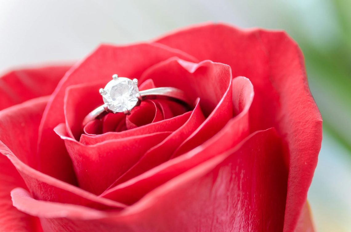 bague en diamant dans une rose